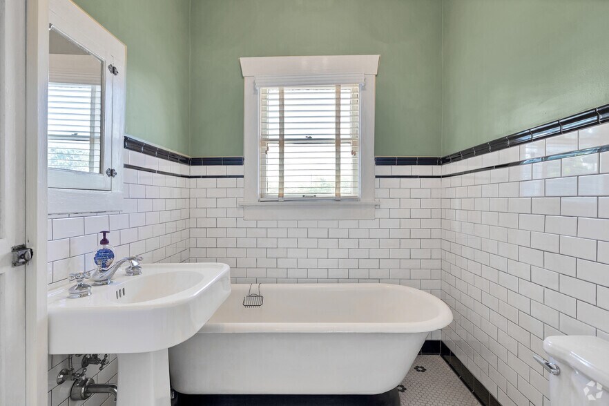 More Photos Of 533 Studewood St, Houston Specialty For Lease