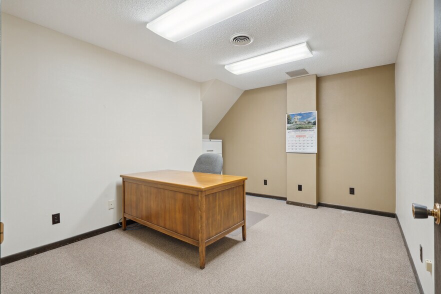 More Photos Of 120 W Mission St, Strawberry Point Office For Sale