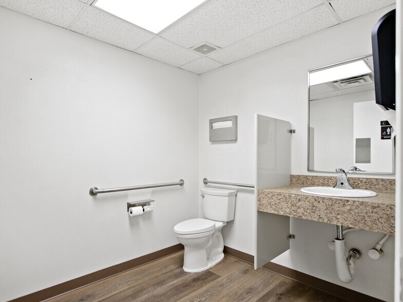 More Photos Of 2345 W Glendale Ave, Phoenix Medical For Lease