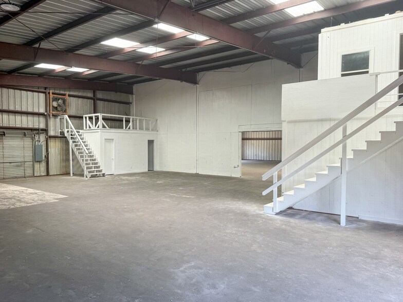 More Photos Of 255 Interstate Dr, Buda Warehouse For Sale