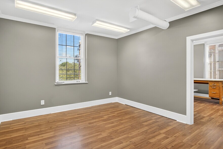 More Photos Of 115 E Market St, Warrenton Office For Lease