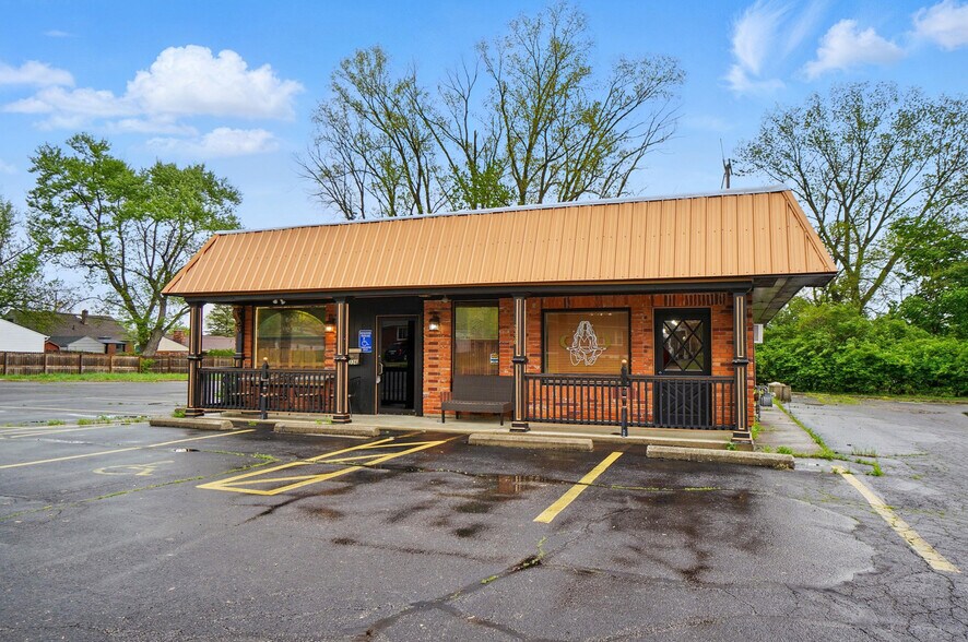 Primary Photo Of 2336 Northmoor Dr, Springfield Freestanding For Sale