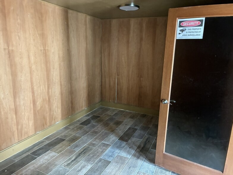 More Photos Of 111 23rd St, Galveston Bar For Lease