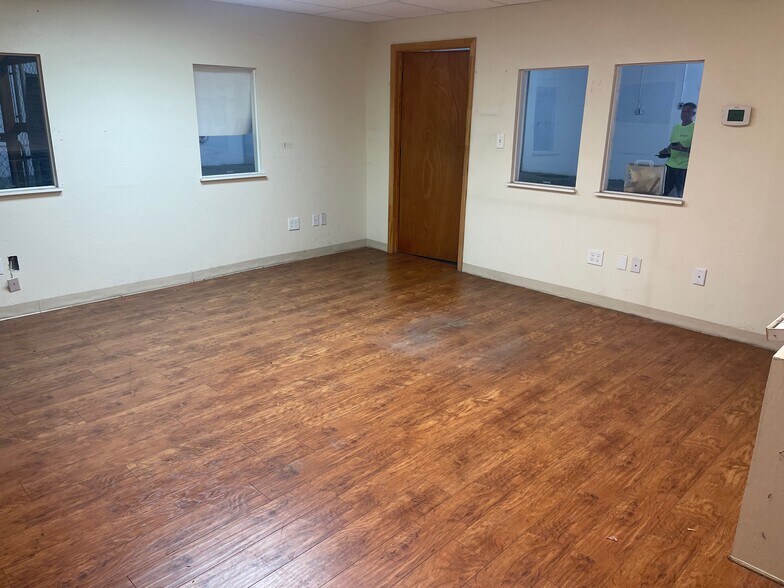 More Photos Of 5840 Ulmerton Rd, Clearwater Manufacturing For Lease