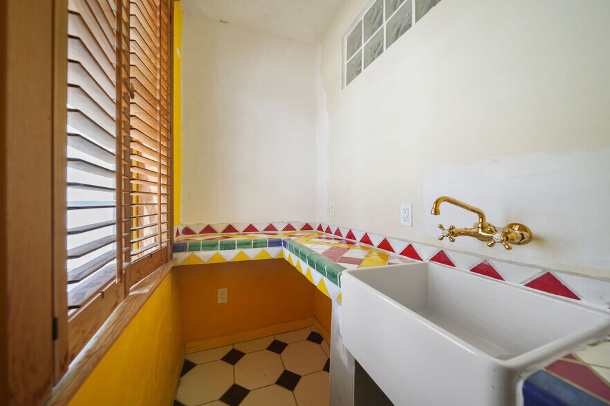 More Photos Of 819 5th St, Miami Beach Freestanding For Sale