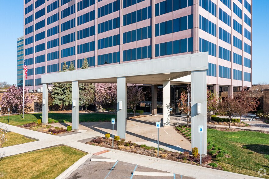 More Photos Of 26555 Evergreen Rd, Southfield Office For Lease