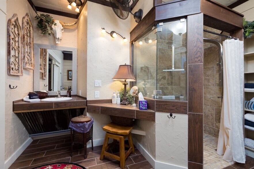 More Photos Of 504 Tivy St, Kerrville Flex For Sale