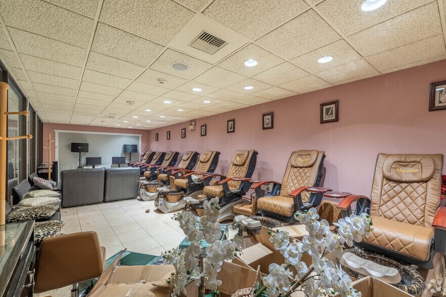 More Photos Of 1521-1523 3rd Ave, Seattle Office For Sale