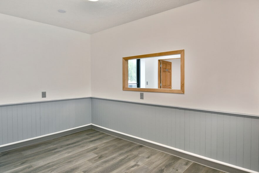 More Photos Of 3019 Parkman Rd NW, Warren Flex For Sale