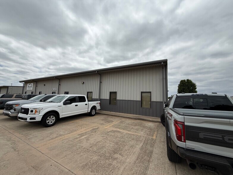 Primary Photo Of 9625 N Robinson Ave, Oklahoma City Light Distribution For Lease