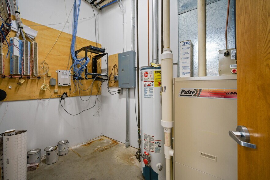 More Photos Of 1801 N 13th Ave E, Newton Flex For Lease