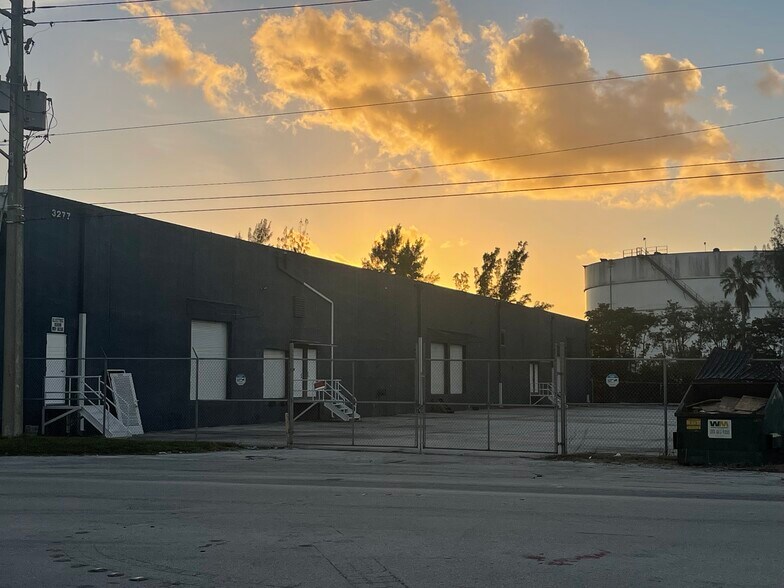 More Photos Of 3277 SE 14th Ave, Fort Lauderdale Warehouse For Lease