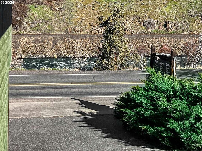 More Photos Of 599 S Highway 197, Maupin Office Residential For Lease