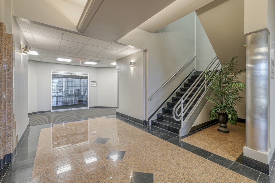 More Photos Of 10502 NW Ambassador Dr, Kansas City Office For Lease
