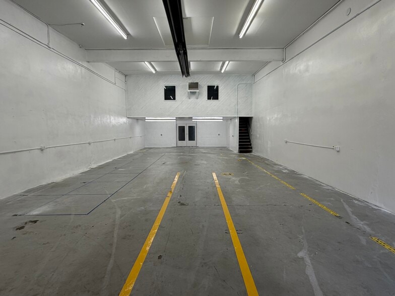 More Photos Of 202-220 Vanderpool St, Newark Warehouse For Lease