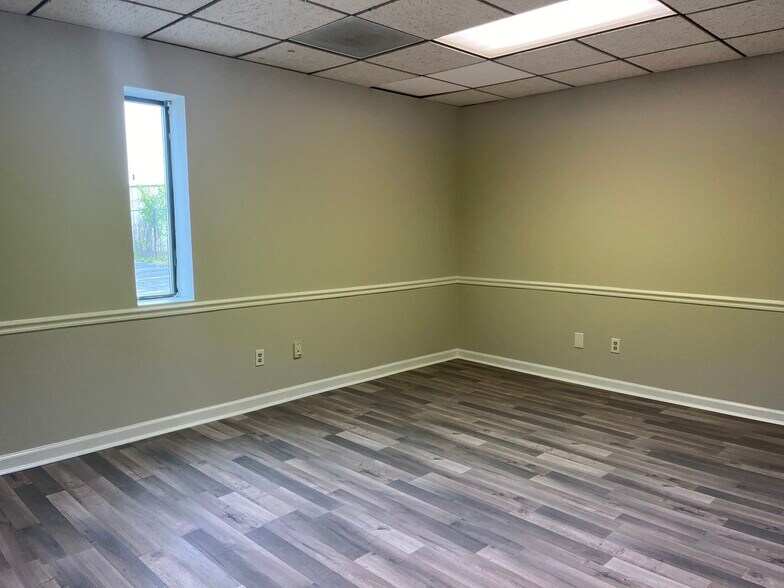 More Photos Of 4916 Bartlett St, Greensboro Light Distribution For Lease