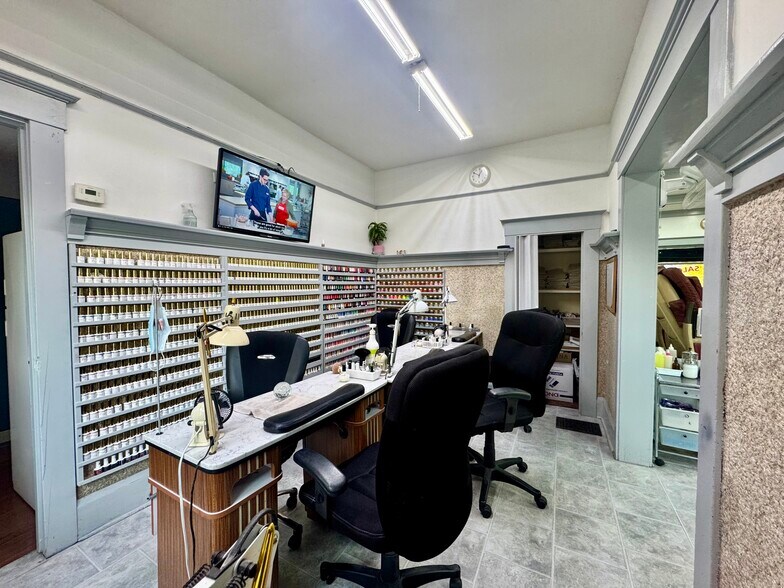 More Photos Of 1405 NE Broadway St, Portland Storefront Retail Office For Lease