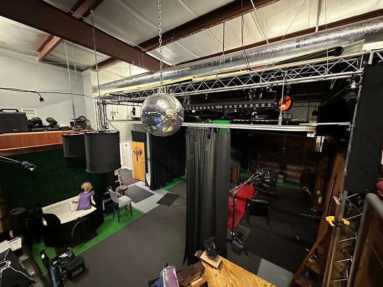 More Photos Of 6413 Pinecastle Blvd, Orlando Flex For Lease