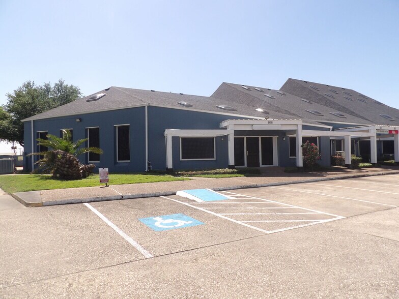 More Photos Of 17300 Saturn Ln, Houston Medical For Lease