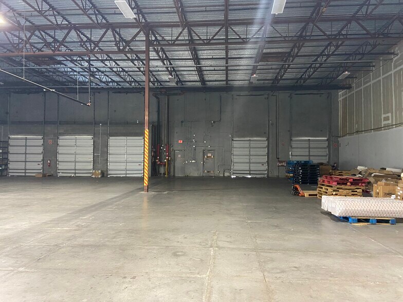 More Photos Of 6881 Kingspointe Pky, Orlando Flex For Sale