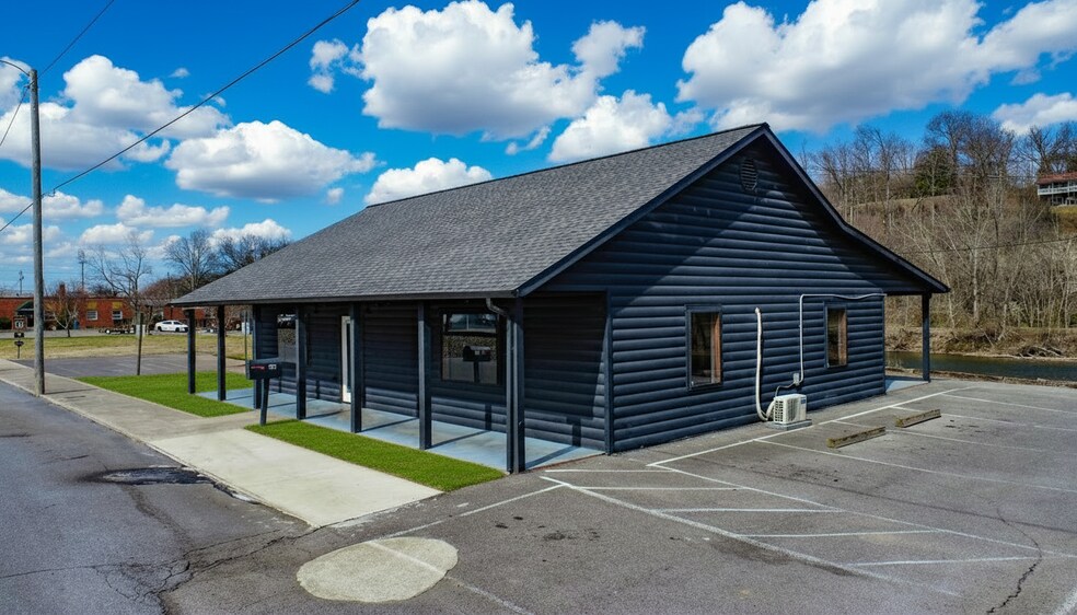 More Photos Of 386 E Main St, Newport Office For Lease