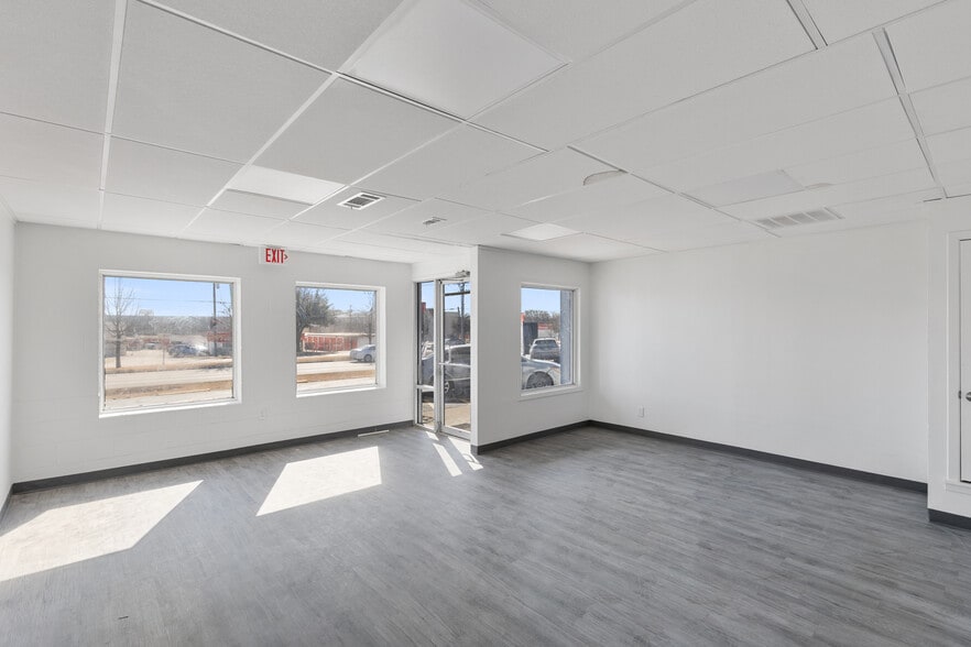 More Photos Of 3201-3207 E Pioneer Pky, Arlington Light Distribution For Lease