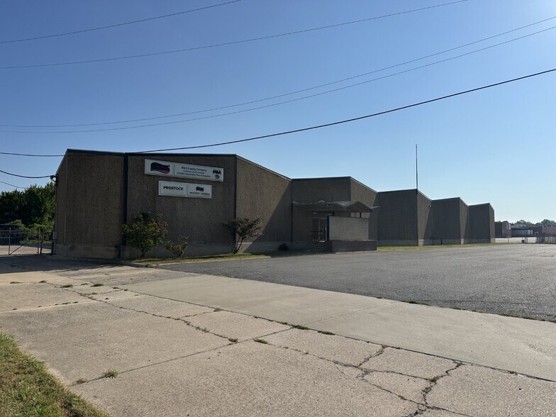 More Photos Of 2000 E Roosevelt Rd, Little Rock Warehouse For Sale