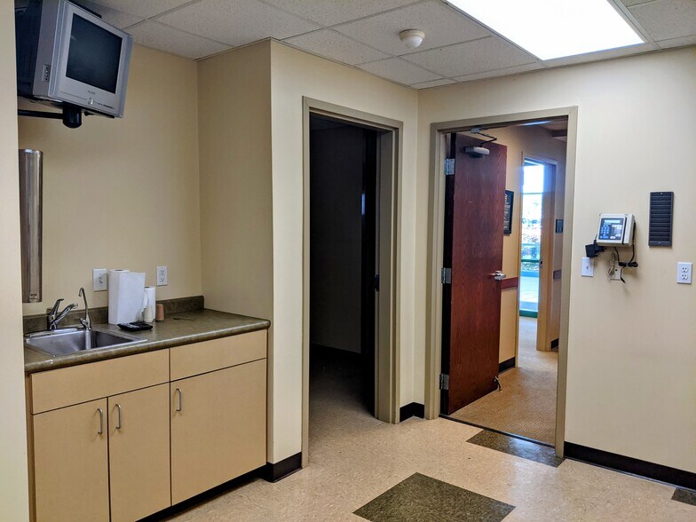 More Photos Of 1919 Fitz Ln, Nixa Drugstore For Lease