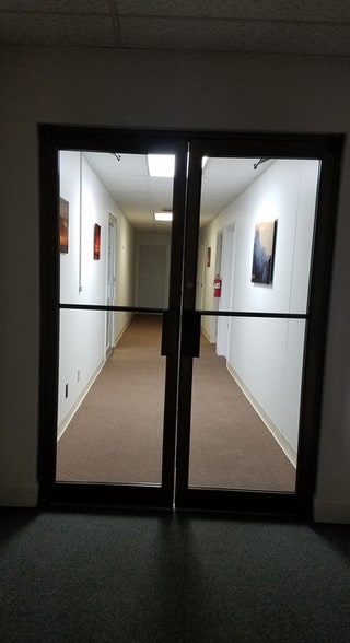 More Photos Of 515 Woodcrest Dr, Bloomington Medical For Lease