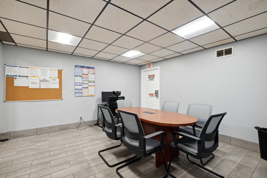 More Photos Of 3438-3446 Snelling Ave S, Minneapolis Distribution For Lease