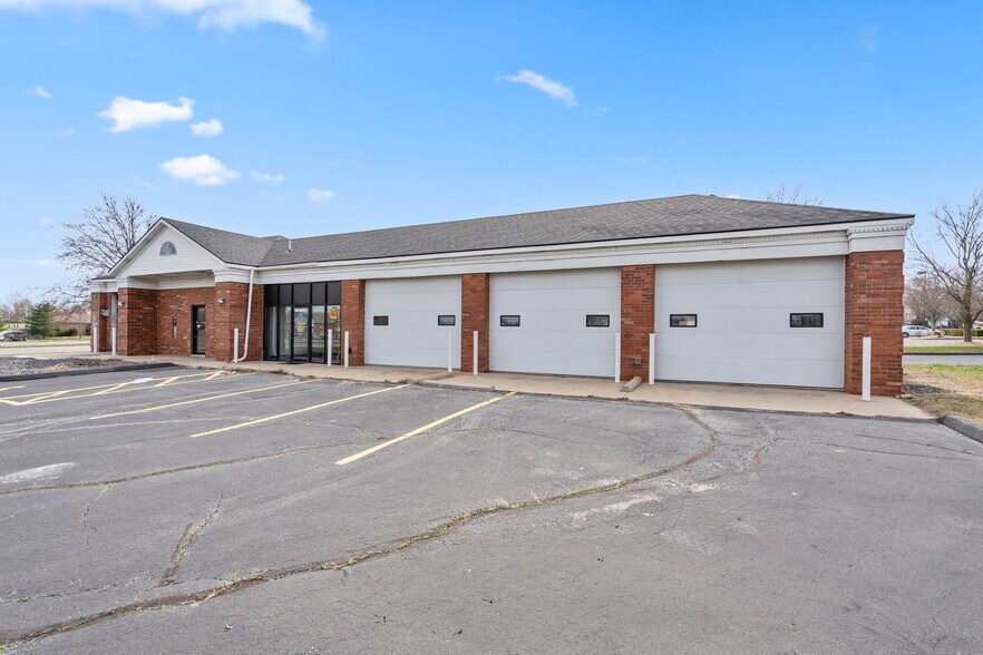 More Photos Of 418 N Old Wilderness Rd, Nixa Flex For Sale