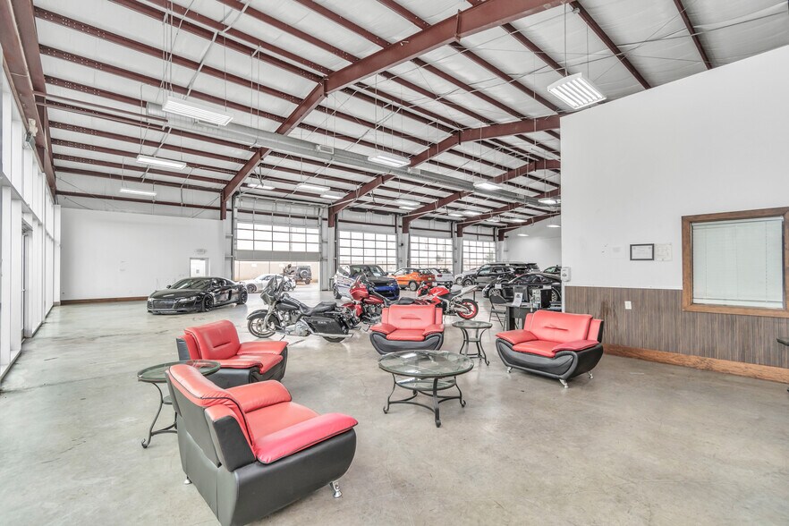 More Photos Of 14902 N Fwy Service Rd, Houston Freestanding For Lease