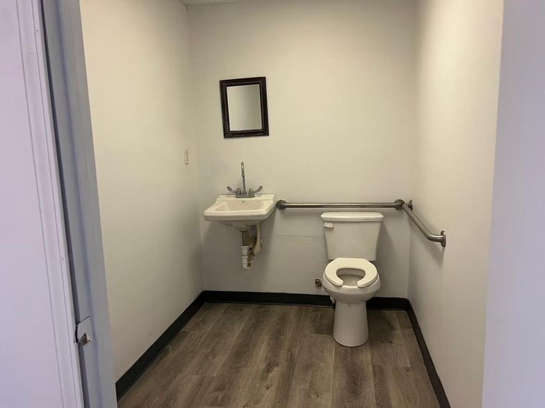 More Photos Of 750-758 Veterans Pky, Jonesboro Showroom For Lease