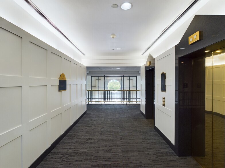 More Photos Of 2350 Airport Fwy, Bedford Office For Lease