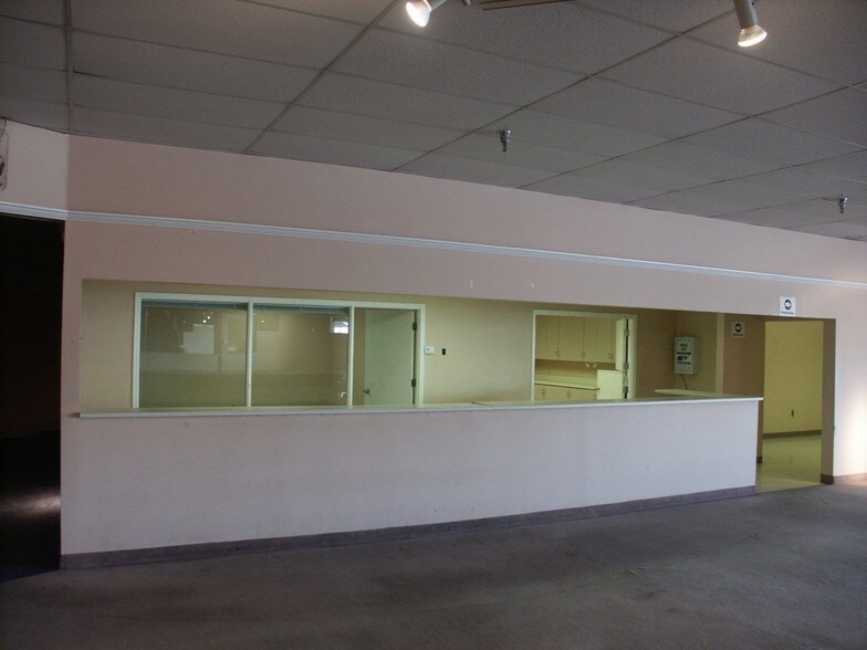 More Photos Of 3515-3559 W Northern Ave, Phoenix General Retail For Lease