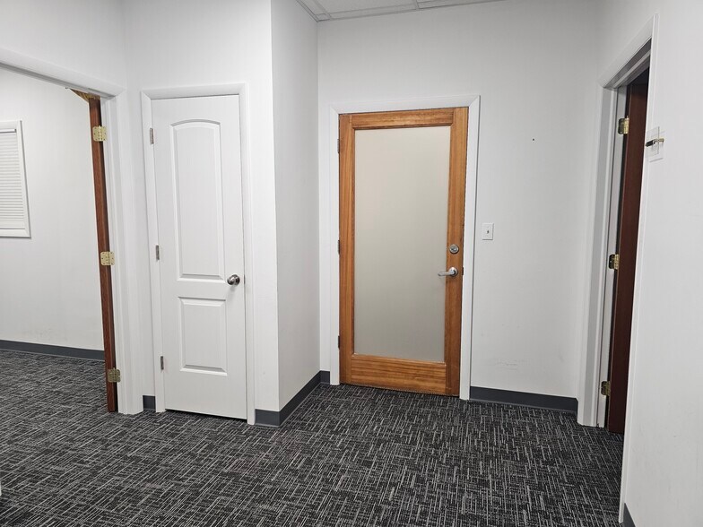 More Photos Of 171 S Wellwood Ave, Lindenhurst Storefront For Lease