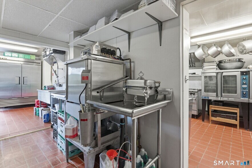 More Photos Of 139 Riverside Dr, Thompson Freestanding For Sale