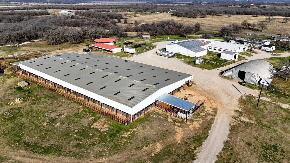 More Photos Of 7206 S FM 51, Boyd Veterinarian Kennel For Sale