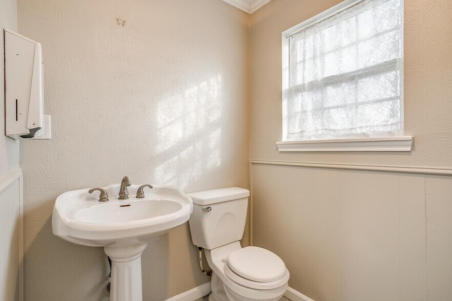 More Photos Of 2418 Cales Dr, Arlington Office Residential For Sale