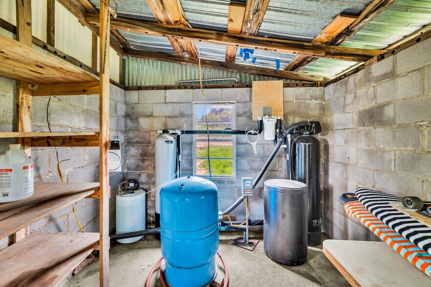 More Photos Of 123 Rocky Rd, Hye Storefront Retail Residential For Sale