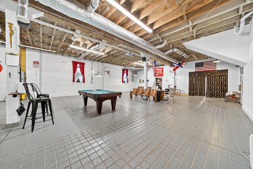 More Photos Of 109 7th Ave E, Springfield Flex For Sale