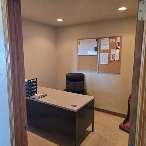 More Photos Of 836 38th Ave E, Dickinson Flex For Sale