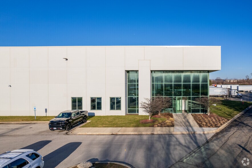 More Photos Of 340 W Crossroads Pky, Bolingbrook Warehouse For Lease