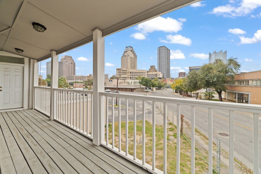 More Photos Of 620 N Flores St, San Antonio Freestanding For Lease