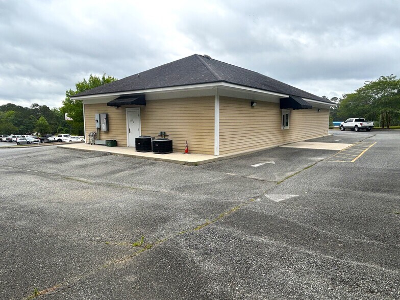 More Photos Of 704 S Us-27, Havana Drugstore For Sale