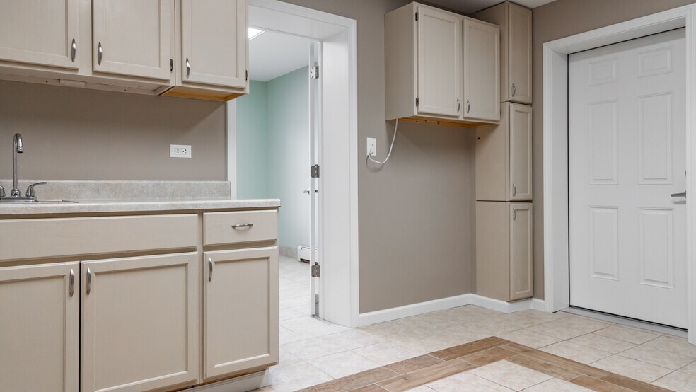 More Photos Of 218 Oak St, Grove City Office For Lease