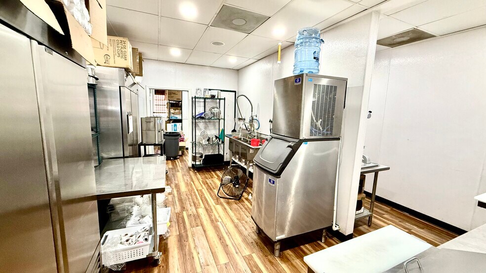 More Photos Of 211 7th St N, Clanton General Retail For Sale