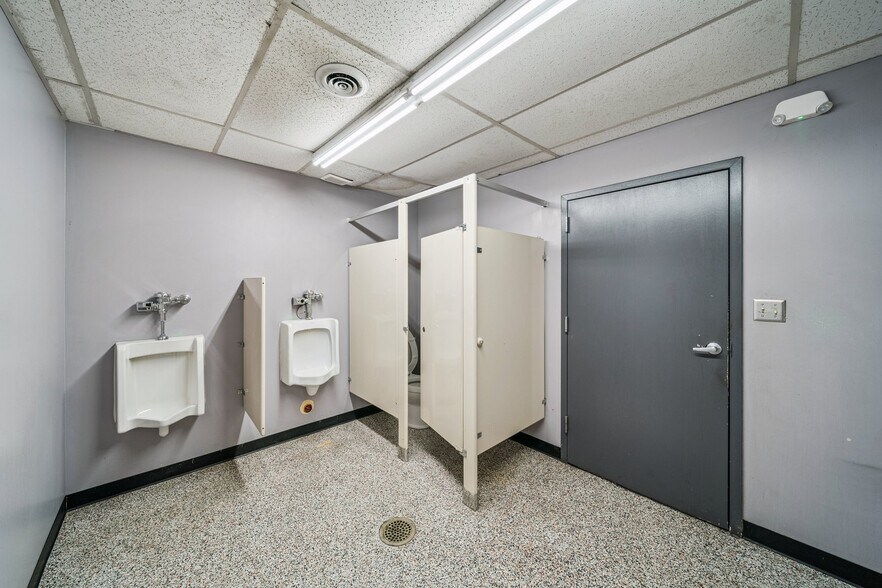 More Photos Of 8118 E 44th St, Tulsa Warehouse For Lease