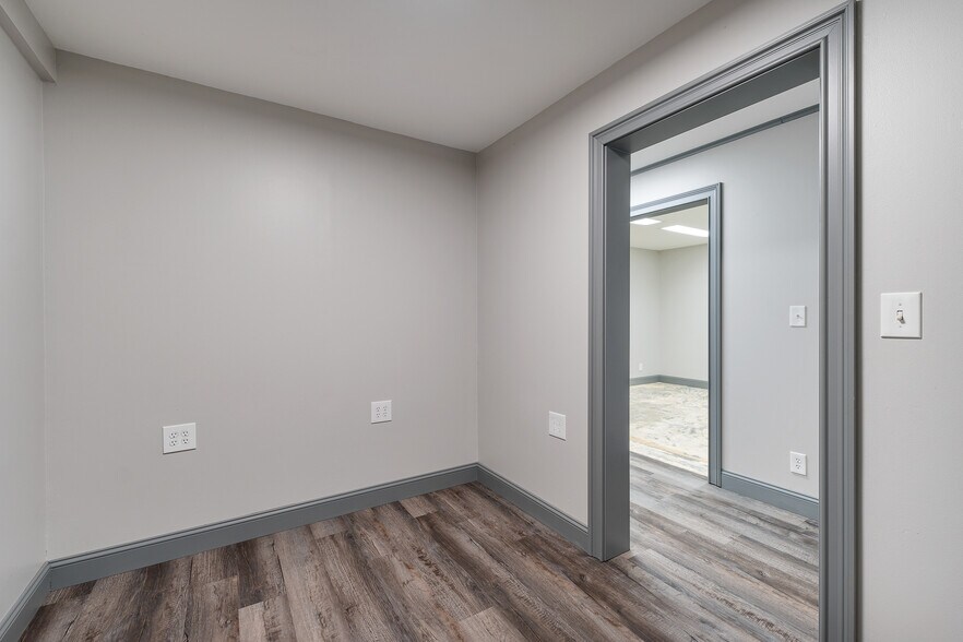 More Photos Of 1294 Midland Trl, Milton Flex For Sale