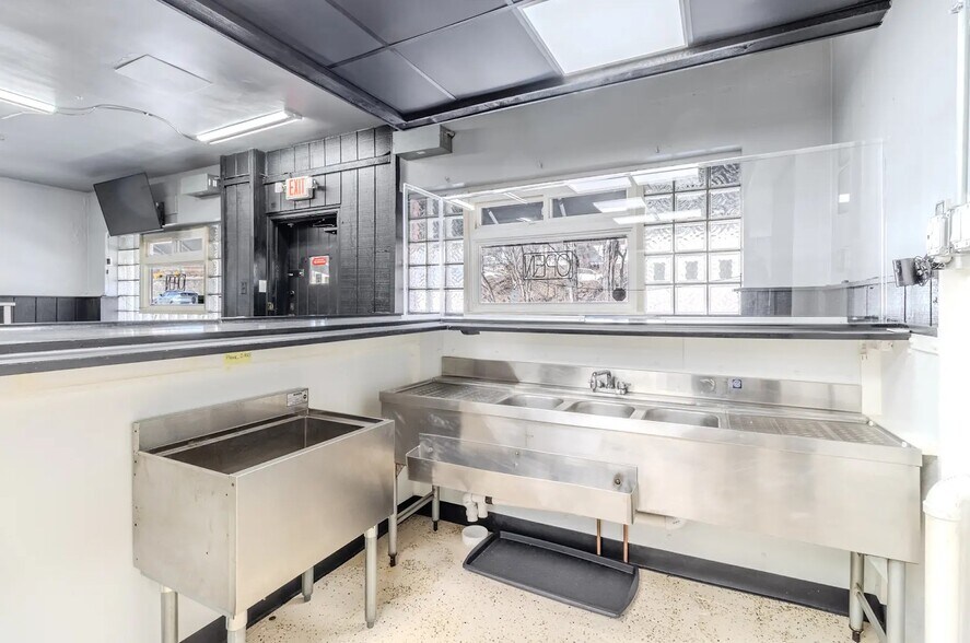 More Photos Of 825 5th Ave, East McKeesport Bar For Lease